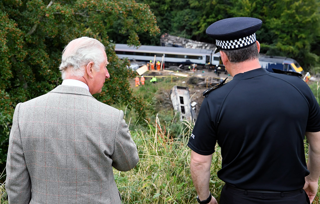 Принц Чарльз посетил место крушения поезда в Шотландии. В среду, 12 августа, пассажирский поезд сошел с рельсов близ города Стоунхейвен в графстве Абердиншир. Три человека, включая машиниста, погибли.