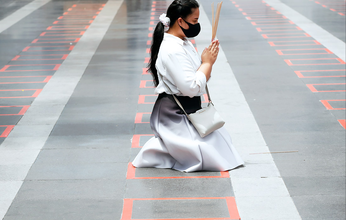 18 августа. В Таиланде для соблюдения гражданами социальной дистанции в общественных местах наносят разметку.