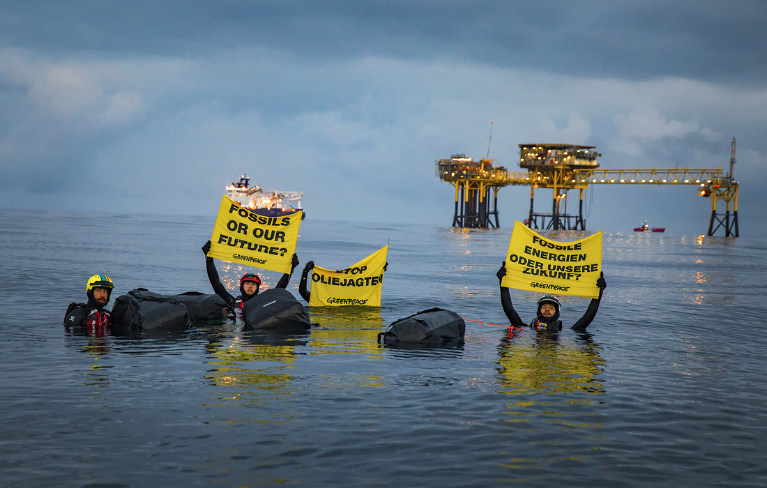 Активисты Гринпис из Дании протестуют против нефтяного месторождения Дан в датском Северном море