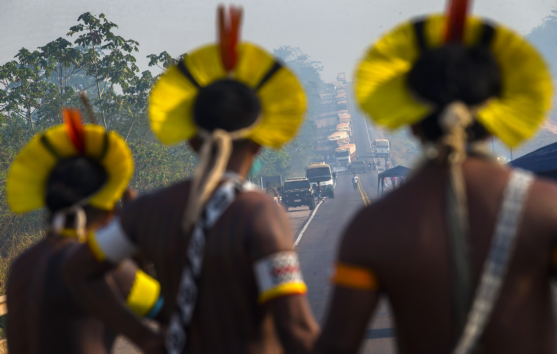 В Бразилии коренные жители Амазонии перекрыли трассу, протестуя из-за ненадлежащей помощи властей в борьбе с пандемией коронавируса