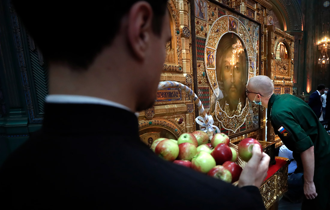 Православные верующие отмечают праздник Преображения Господня, известный в народе как Яблочный Спас