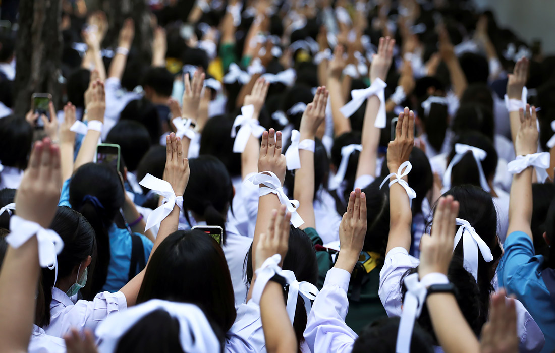 Сотни студентов собрались у здания Министерства образования в Бангкоке, призывая правительство страны распустить парламент