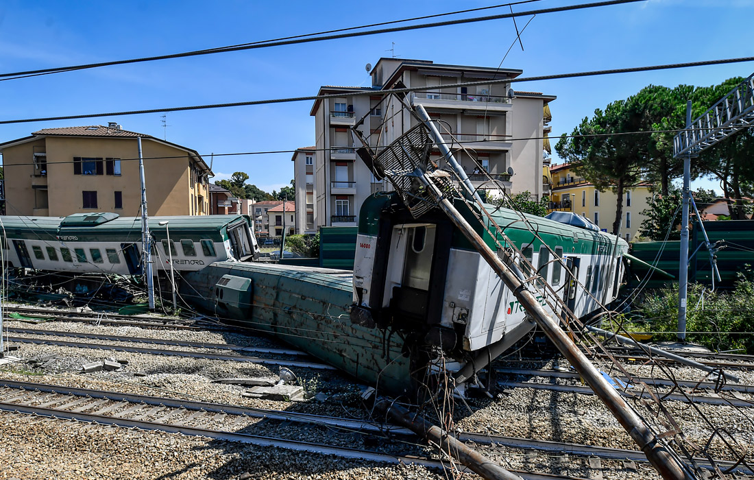 На севере Италии сошел с рельсов пригородный поезд, следовавший из Милана в Лекко. В результате аварии пострадали три человека. 
