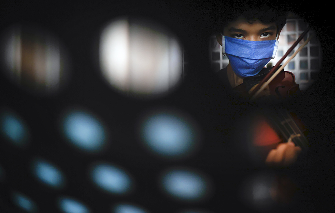 20 августа. В Венесуэле официально подтверждено 35 697 случаев заражения коронавирусом, 297 заболевших умерли. На фото: 
юноша во время бесплатных уроков музыки в Культурном центре в Каракасе.