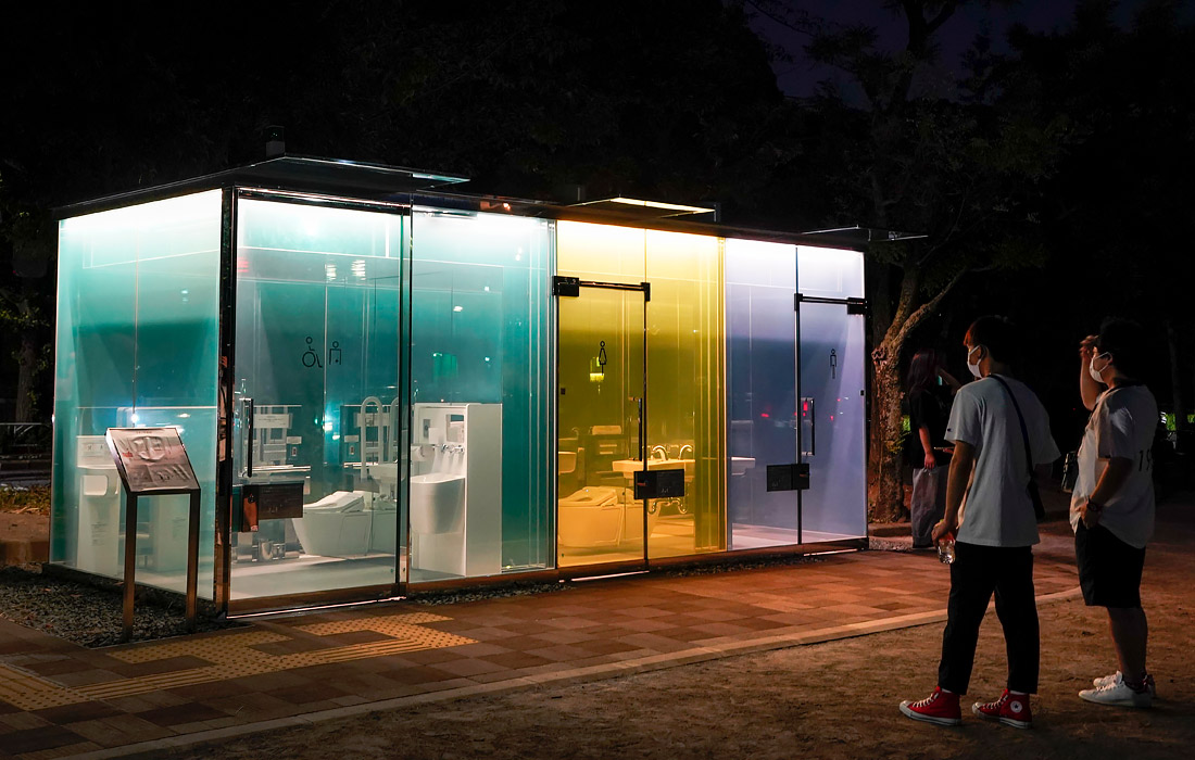Прозрачные общественные туалеты, спроектированные лауреатом Притцкеровской премии Шигеру Баном, появились в районе Сибуя в Токио. В конструкциях зданий используется "умное" стекло, которое становится непрозрачным, как только в кабинку входит посетитель и запирает дверь.