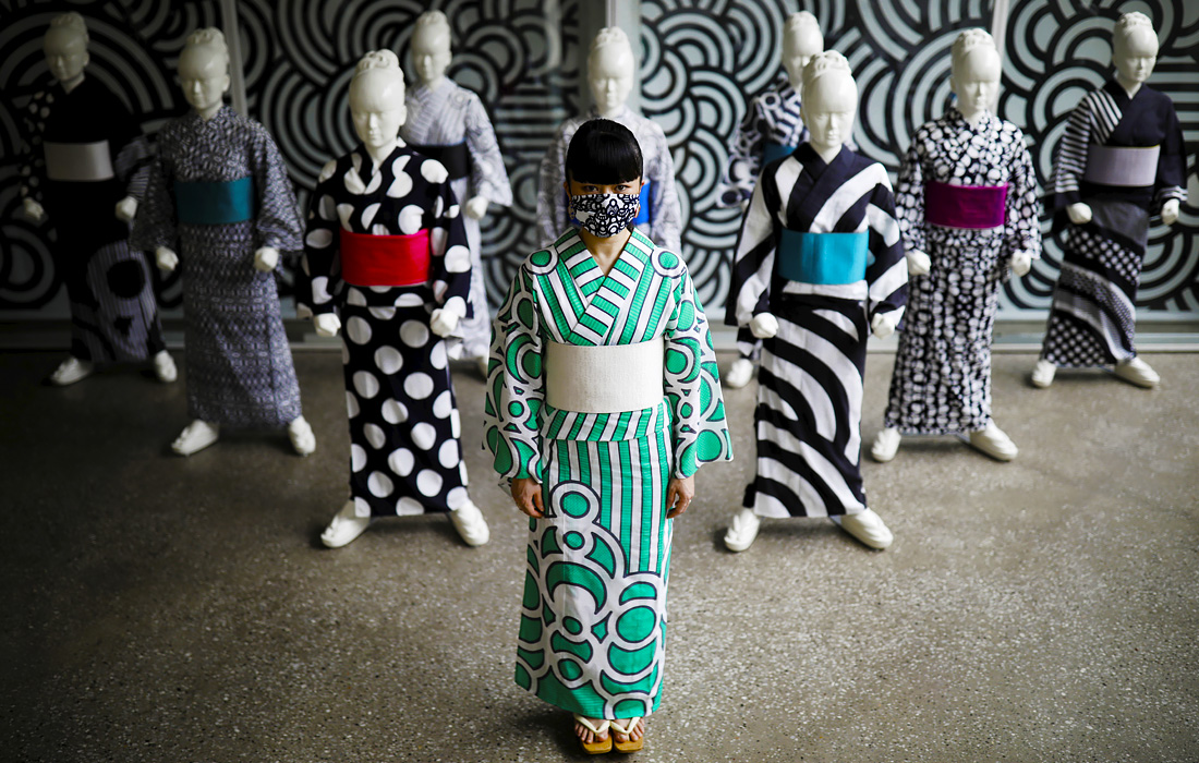 Японская художница Хироко Такахаши презентует юката, более легкое кимоно, подходящее для жаркой погоды