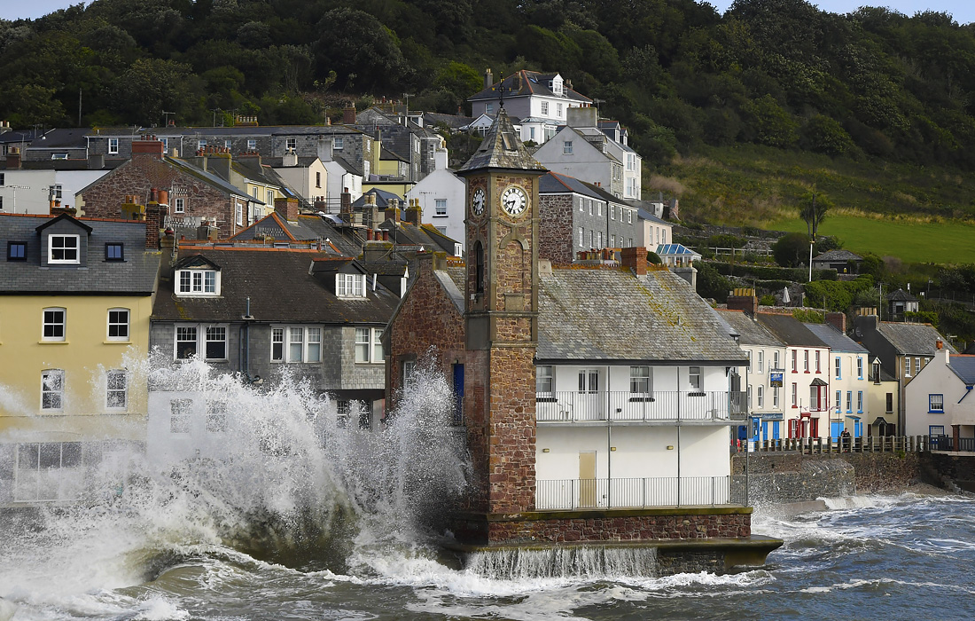 Шторм Эллен атаковал юго-западное побережье Великобритании. На западе страны объявлен "желтый" уровень штормового предупреждения.