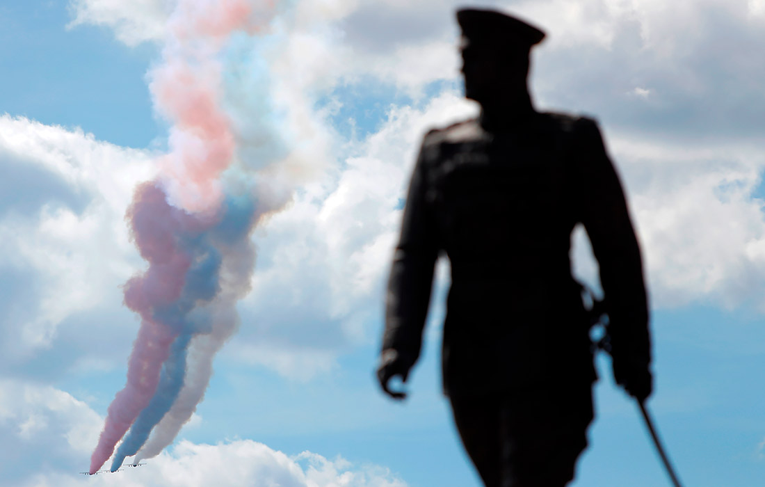 Штурмовики Су-25 раскрашивают небо в цвета российского флага