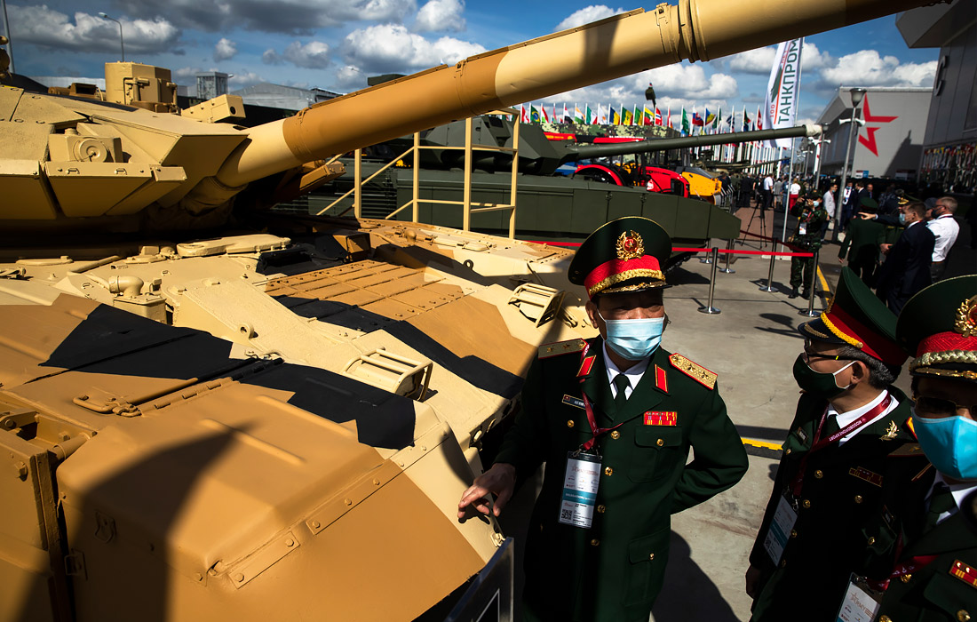 Представители Вьетнама у танка Т-90МС