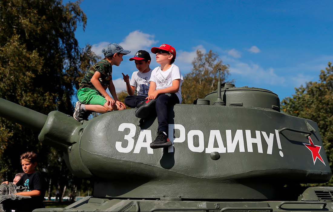 Юные посетители форума играют на советском танке Т-34