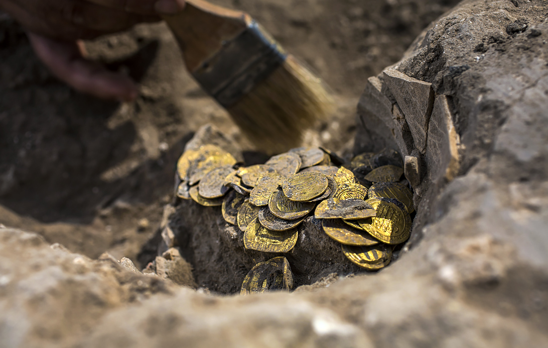 В Израиле обнаружен древний клад с 423 золотыми монетами, относящимися к эпохе династии Аббасидов. Считается, что монетам 1200 лет. 
