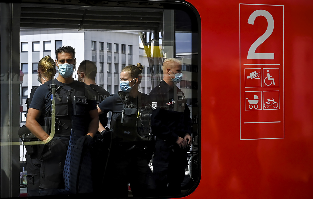 Полицейские следят за тем, чтобы пассажиры на центральном вокзале немецкого Кельна соблюдали правила защиты от коронавируса