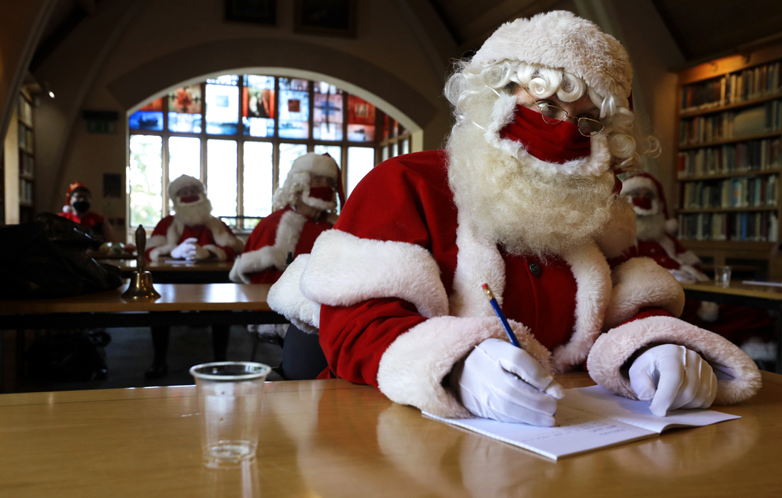 Школа Санта-Клаусов в Саутваркском соборе в Лондоне начала обучение в условиях карантинных мер, которые потенциально могут помешать праздничному сезону