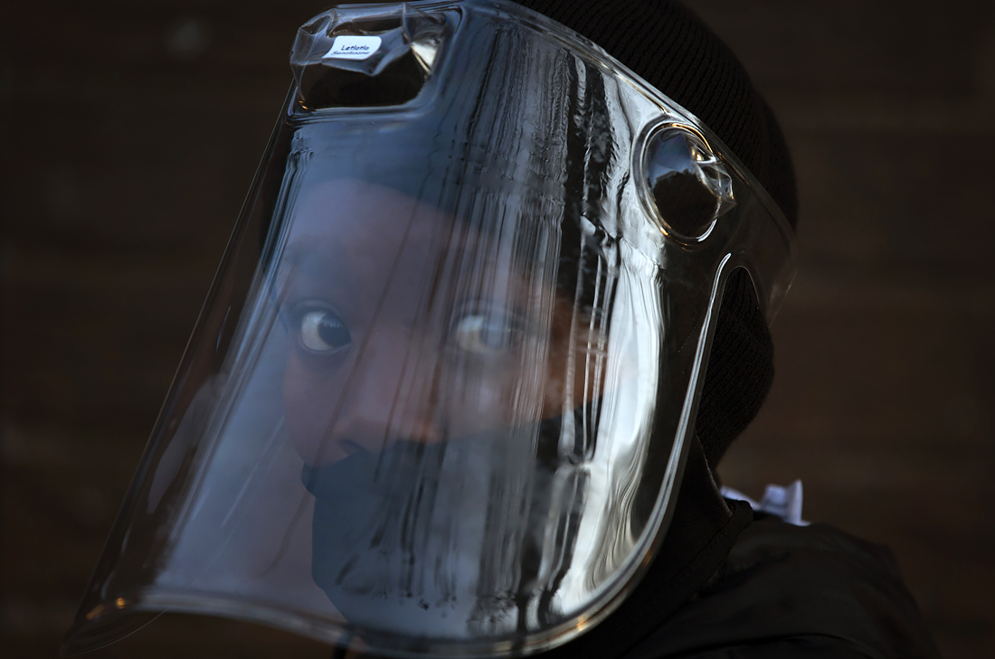 25 августа. В южноафриканском Йоханнесбурге ученики школ вернулись в свои классы после пяти месяцев, проведенных дома в результате пандемии COVID-19.