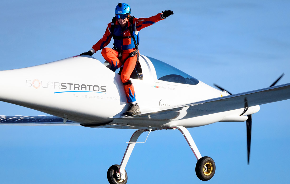 Швейцарец Рафаэль Домьян совершил первый в мире прыжок c самолета на солнечных батареях