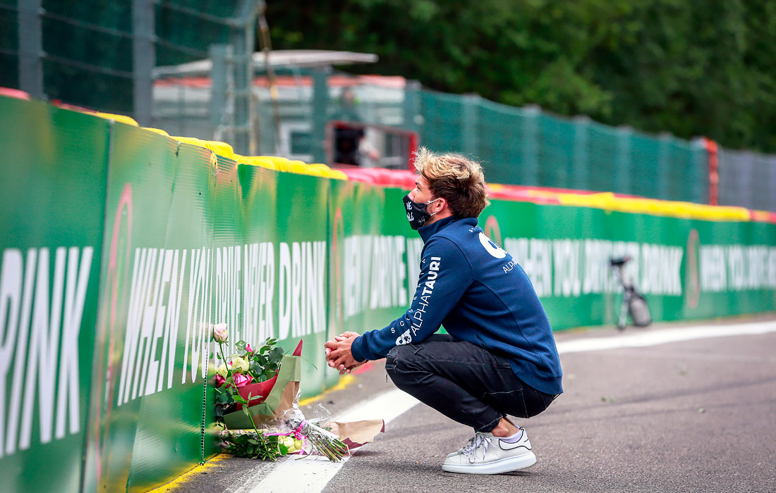 Французский автогонщик Пьер Гасли возложил цветы на месте гибели пилота Антуана Юбера, который скончался в августе 2019 года в результате полученных травм после аварии на трассе Спа-Франкоршам