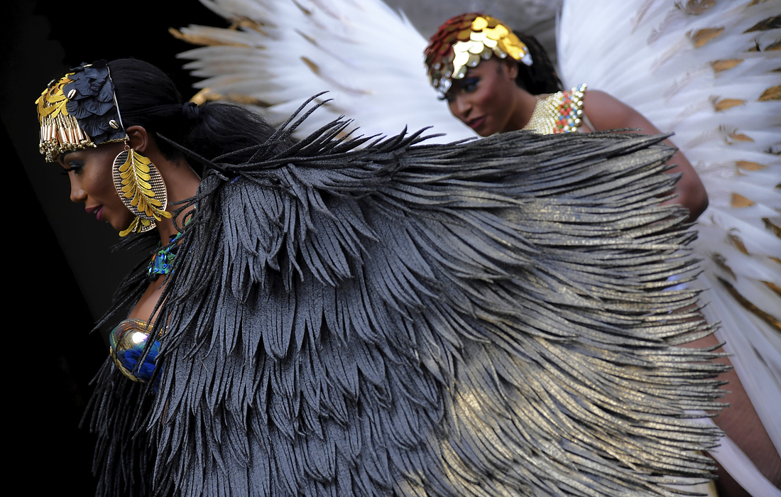 Карибские танцоры провели шествие по лондонскому Ноттинг-Хиллу в поддержку первого цифрового карнавала. Ежегодный праздник в обычном формате был отменен из-за продолжающегося распространения коронавируса в Великобритании.