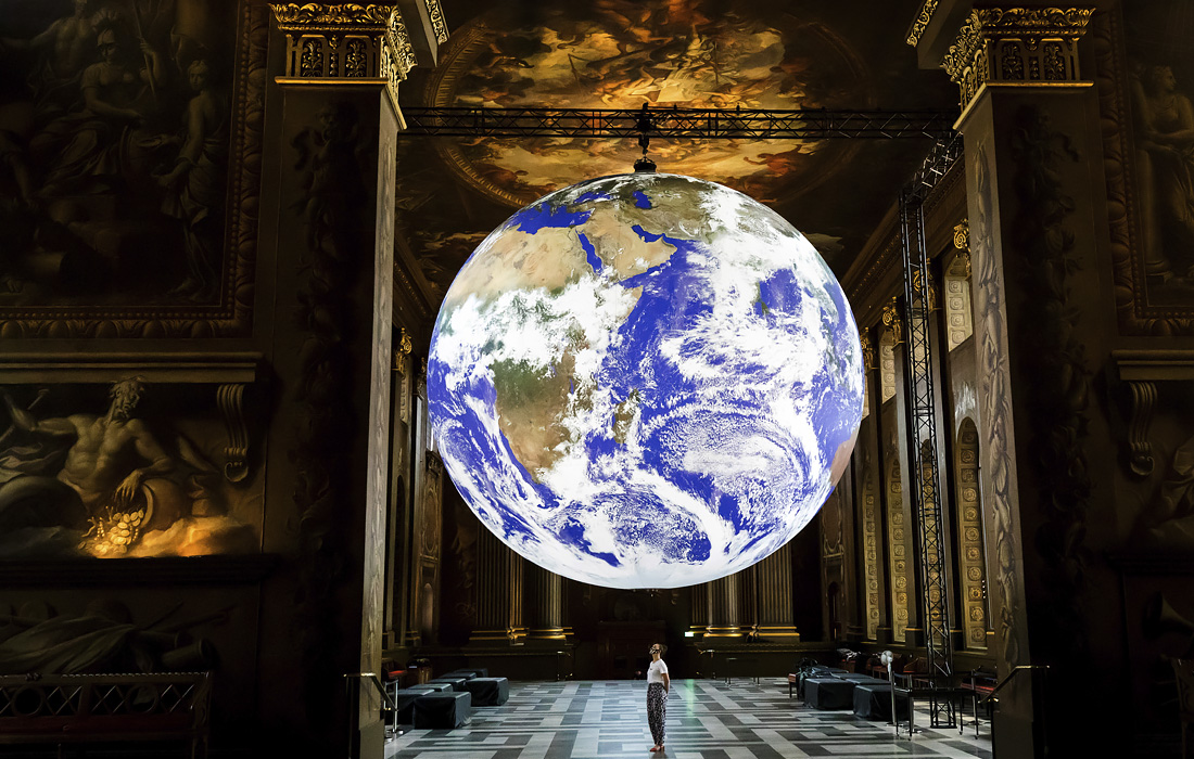 Гигантский глобус под названием "Гайя", созданный Люком Джеррамом, демонстрируется во время Международного фестиваля в Гринвиче в Художественном зале Королевского военно-морского колледжа в Лондоне