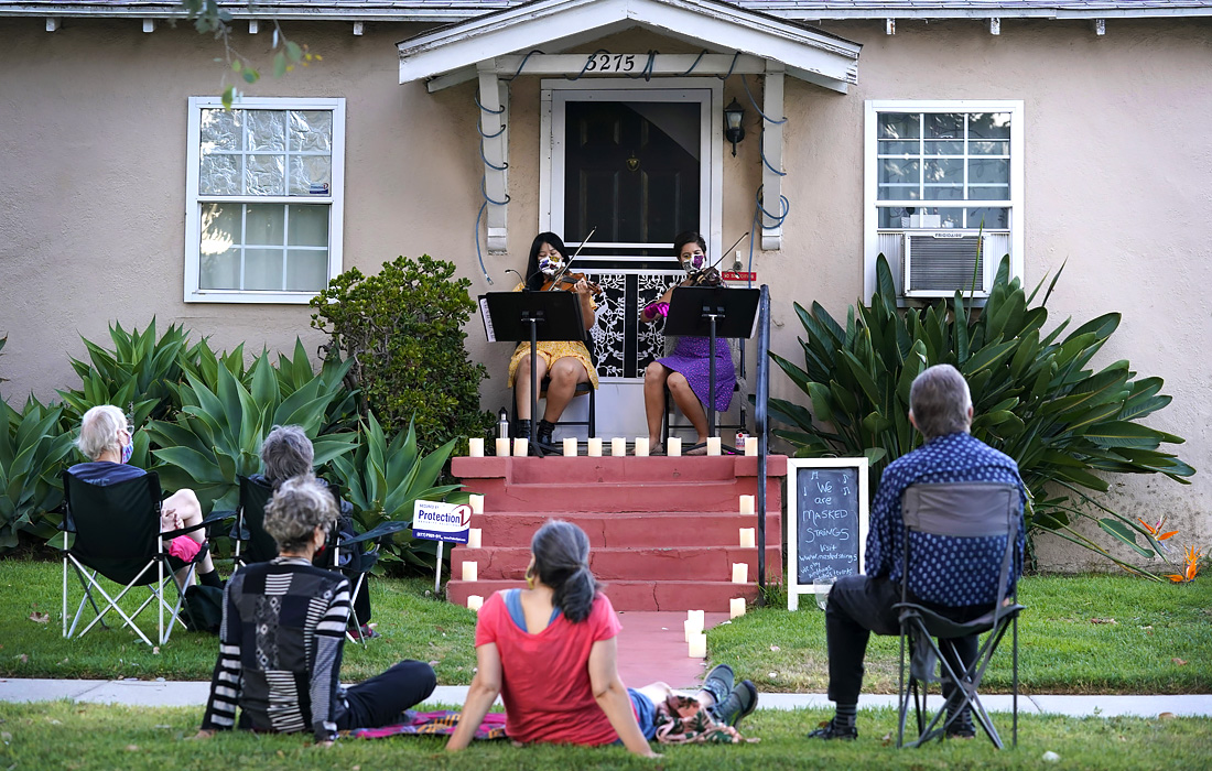 Музыкальный дуэт из Лос-Анджелеса Masked Strings выступает с концертами для жителей своего района