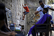 В Газе из-за отключения электричества и локдауна парикмахеры вынуждены обслуживать клиентов на улице