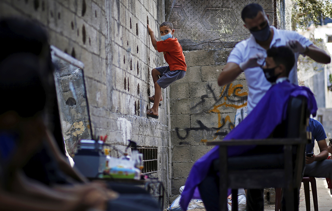 В Газе из-за отключения электричества и локдауна парикмахеры вынуждены обслуживать клиентов на улице