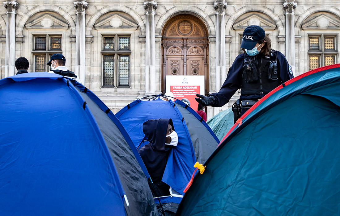 Мигранты разбили палаточный лагерь перед мэрией Парижа
