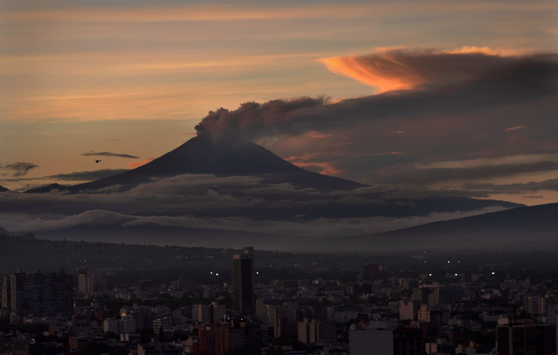 Вулкан Попокатепетль в Мексике выбросил в воздух клубы дыма и пепла