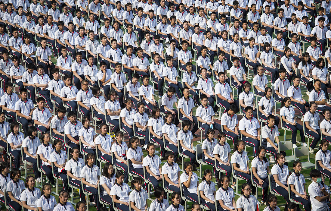 1 сентября. Учащиеся средней школы на церемонии открытия нового осеннего семестра в китайском городе Ухань.