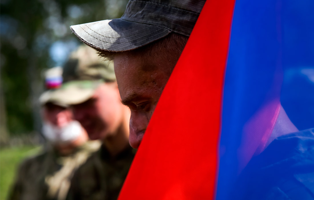 Российские военнослужащие во время прохождения "Тропы разведчика" на полигоне "Кольцово"