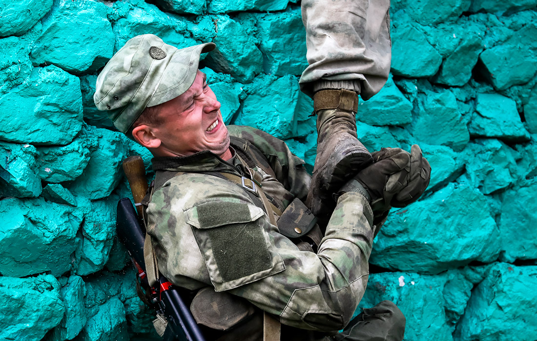 Белорусский военнослужащий во время прохождения "Тропы разведчика" на полигоне "Кольцово"