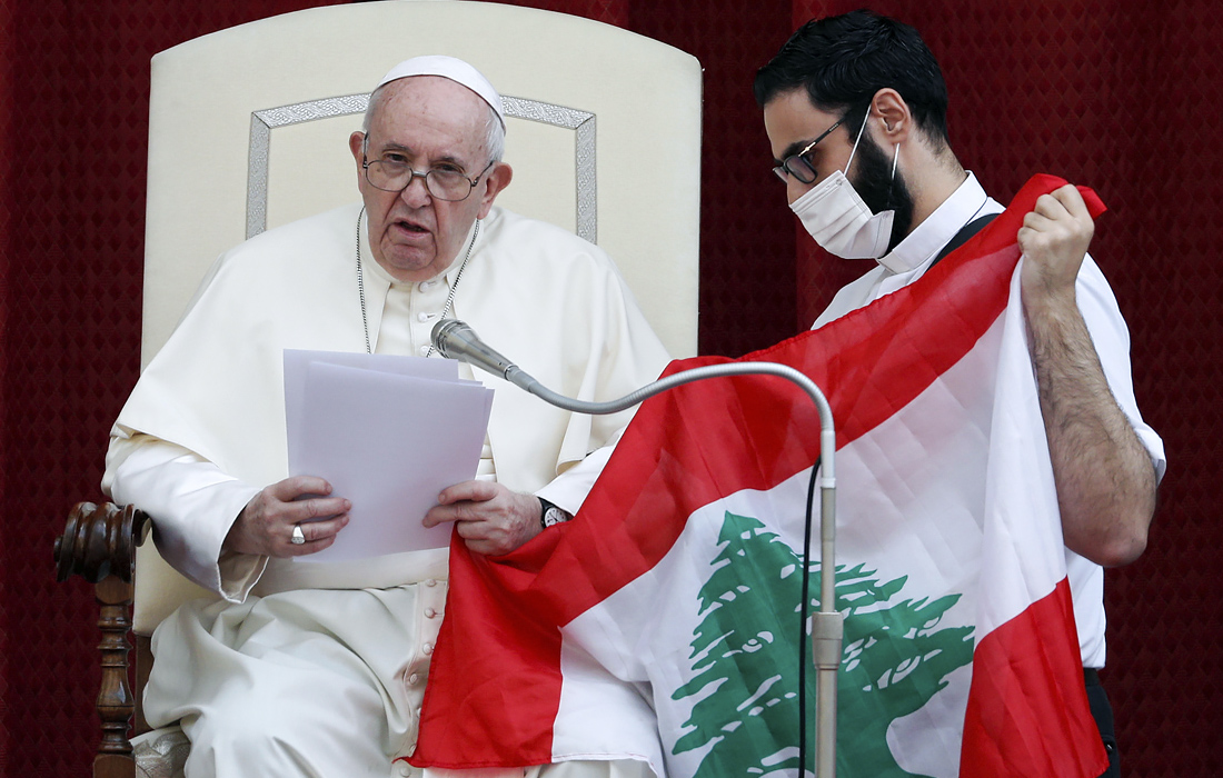 В Ватикане прошла первая после перерыва аудиенция папы римского Франциска. На фото: папа римский молится о погибших из-за взрыва в порту Бейрута.