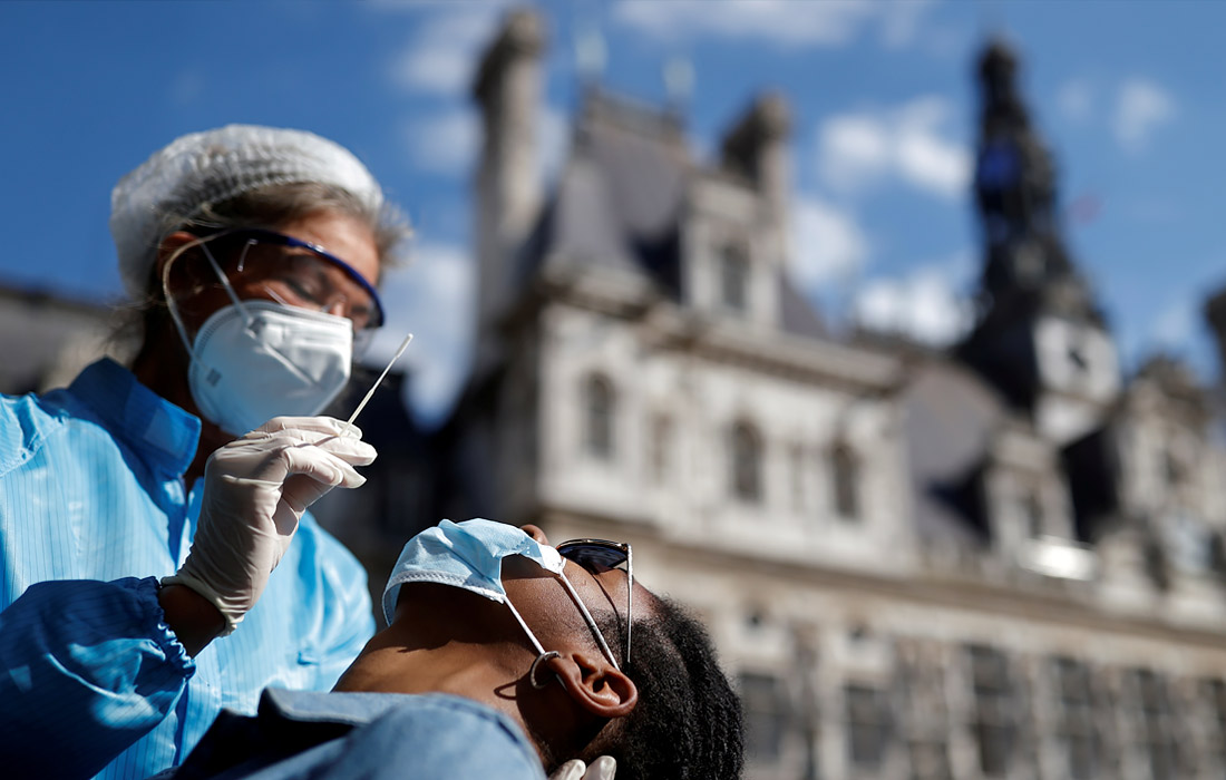 Перед зданием мэрии в Париже установили палатки для диагностики коронавируса