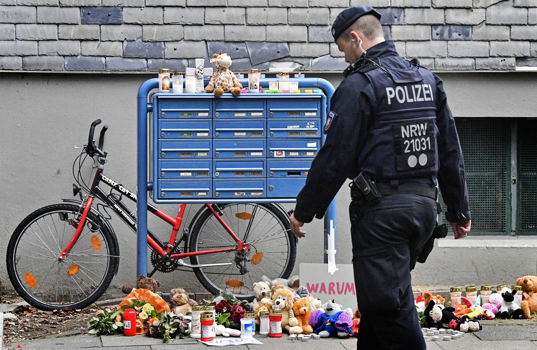 Полиция у дома, где были найдены пять мертвых детей, в немецком Золингене. По одной из версий, многодетная мать убила пятерых из шести своих детей, а затем пыталась покончить с собой. Сейчас она находится в клинике под полицейской охраной.