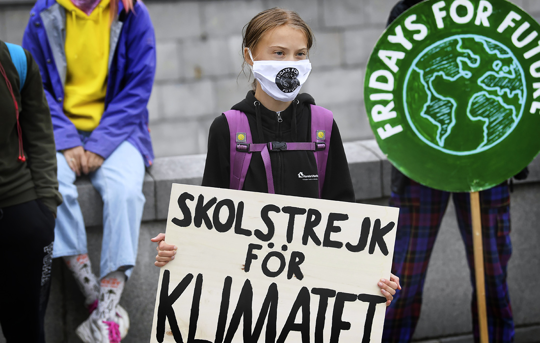 Шведская экоактивистка Грета Тунберг вышла на протест с плакатом "Школьная забастовка за климат" перед зданием парламента в Стокгольме
