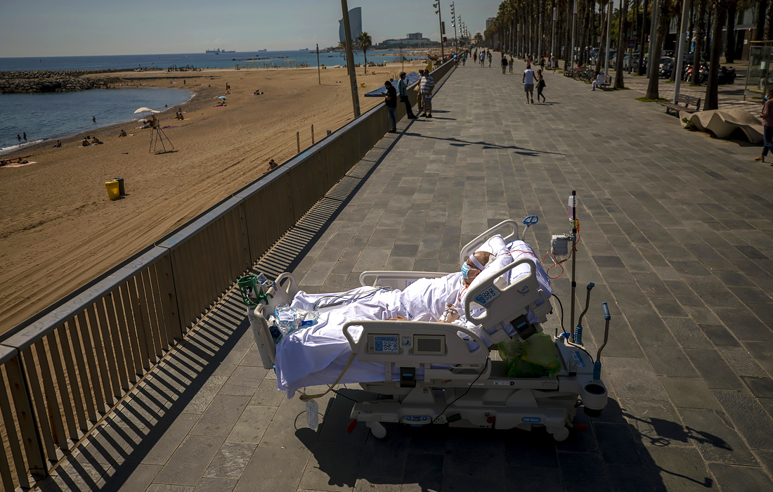 7 сентября. В Барселоне больница включила в программу реабилитации пациентов с COVID-19 регулярное их пребывание на пляже у моря.
