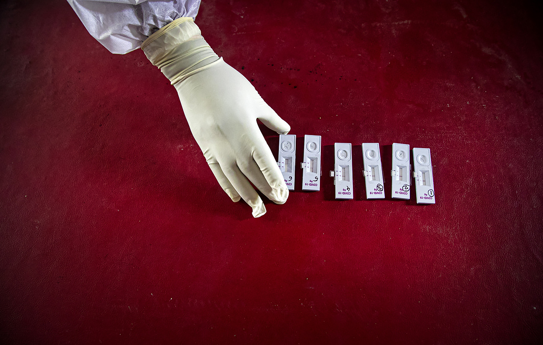 7 сентября. Индия вышла на второе место в мире по заболеваемости COVID-19. Число заразившихся коронавирусом превысило 4,2 млн человек. На фото: медработник раскладывает собранные мазки для тестирования на COVID-19 в Гаухати.