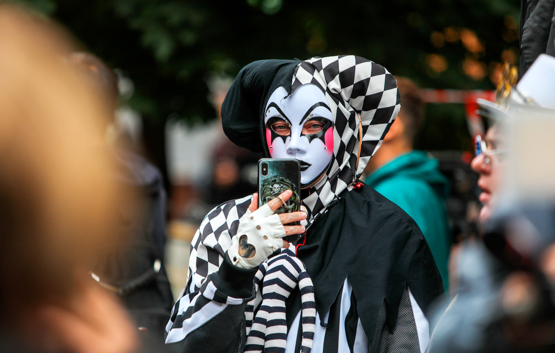 У здания суда собралось несколько сотен человек