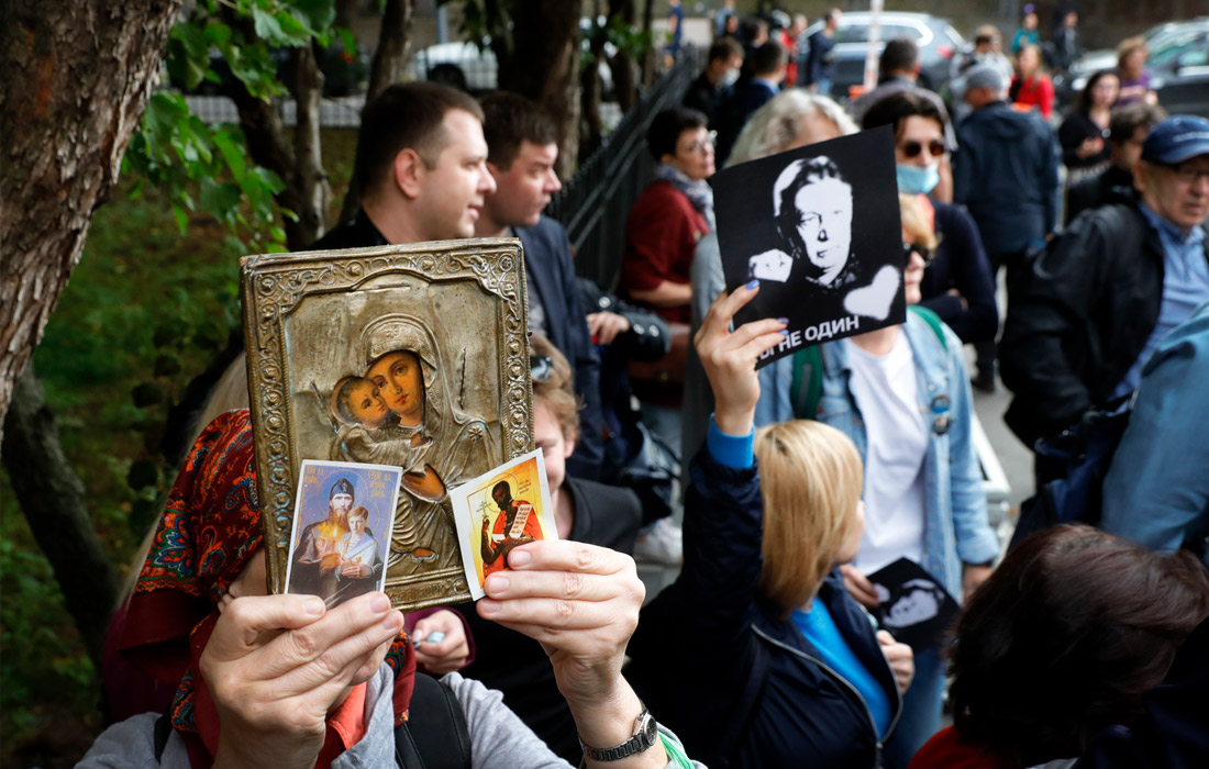 Возле суда Ефремова встретили многочисленные журналисты, а также группа поддержки, состоящая преимущественно из женщин среднего и пожилого возраста