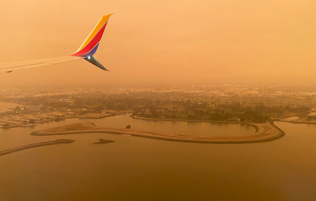 Из-за природных пожаров на западе США в штате Калифорния небо окрасилось в оранжевый цвет
