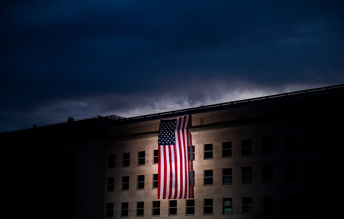 На западном фасаде Пентагона развернули американский флаг, чтобы отдать дань памяти 19-й годовщине теракта 11 сентября 2001 года