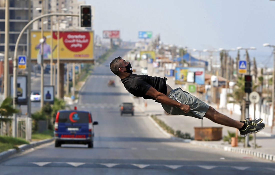 Палестинский паркурщик в городе Газа