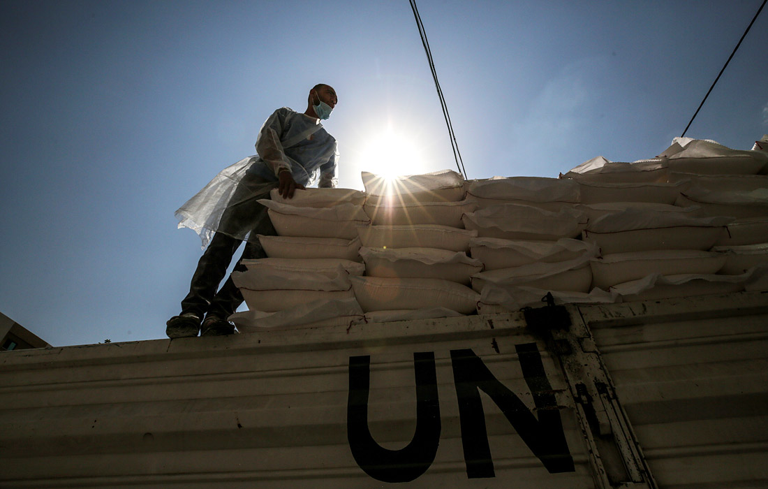 Ближневосточное агентство ООН возобновило поставки продовольствия тысячам семей беженцев в Секторе Газа в связи с продолжающейся пандемией коронавируса COVID-19