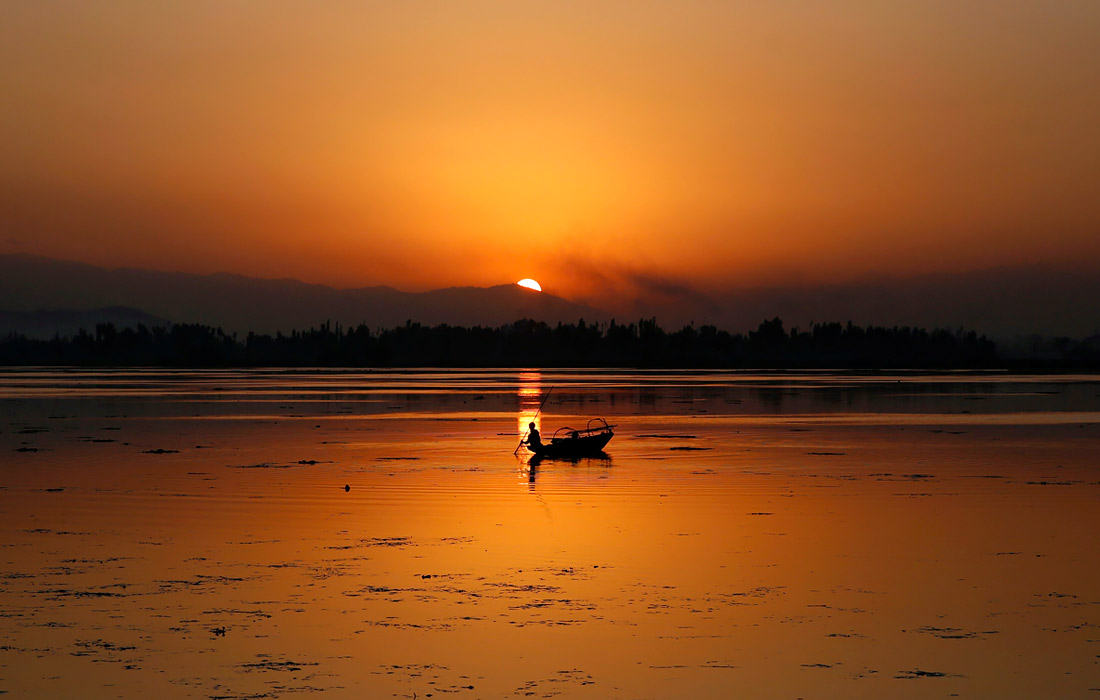 Закат на озере Дал в Индии