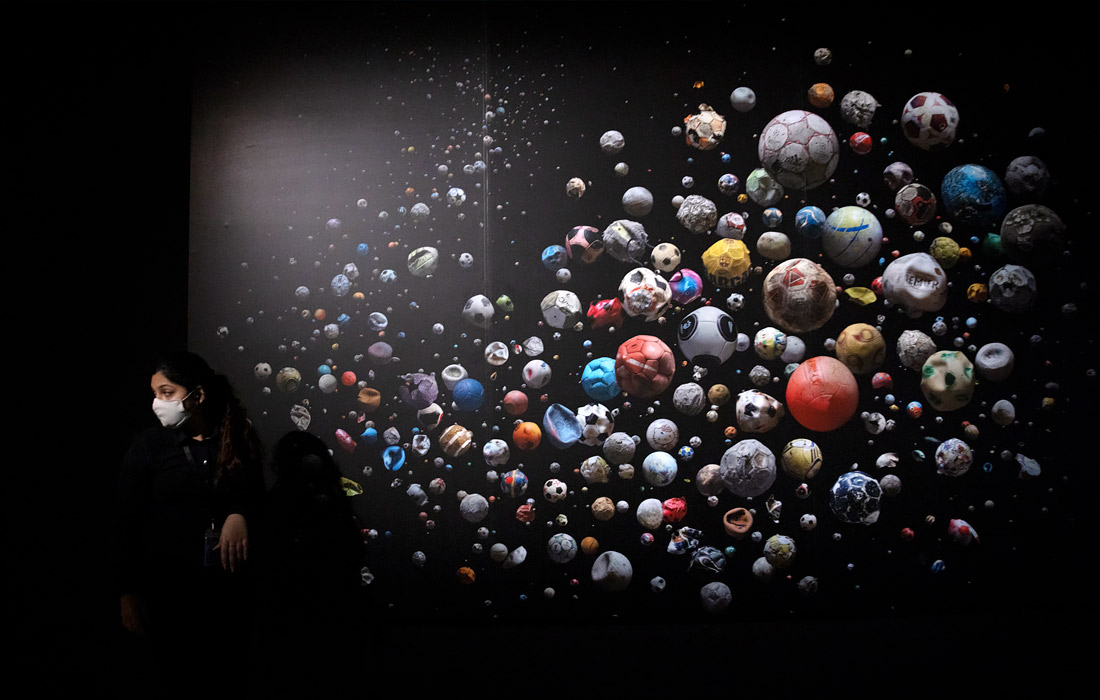 Работа британского фотографа Мэнди Баркер, демонстрирующая снимки 633 футбольных мячей, собранных добровольцами на пляжах в разных странах  
