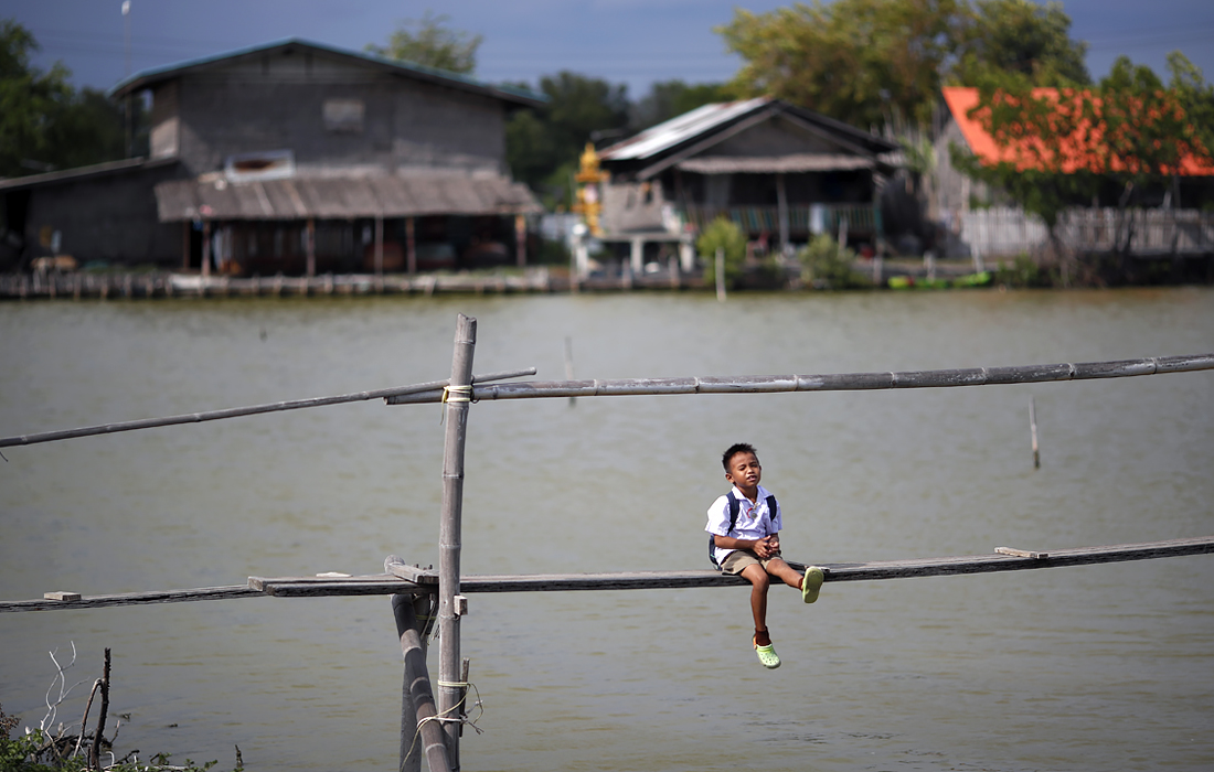 Эрозия берегов из-за изменения климата угрожают затоплением рыбацкой деревни в Таиланде
