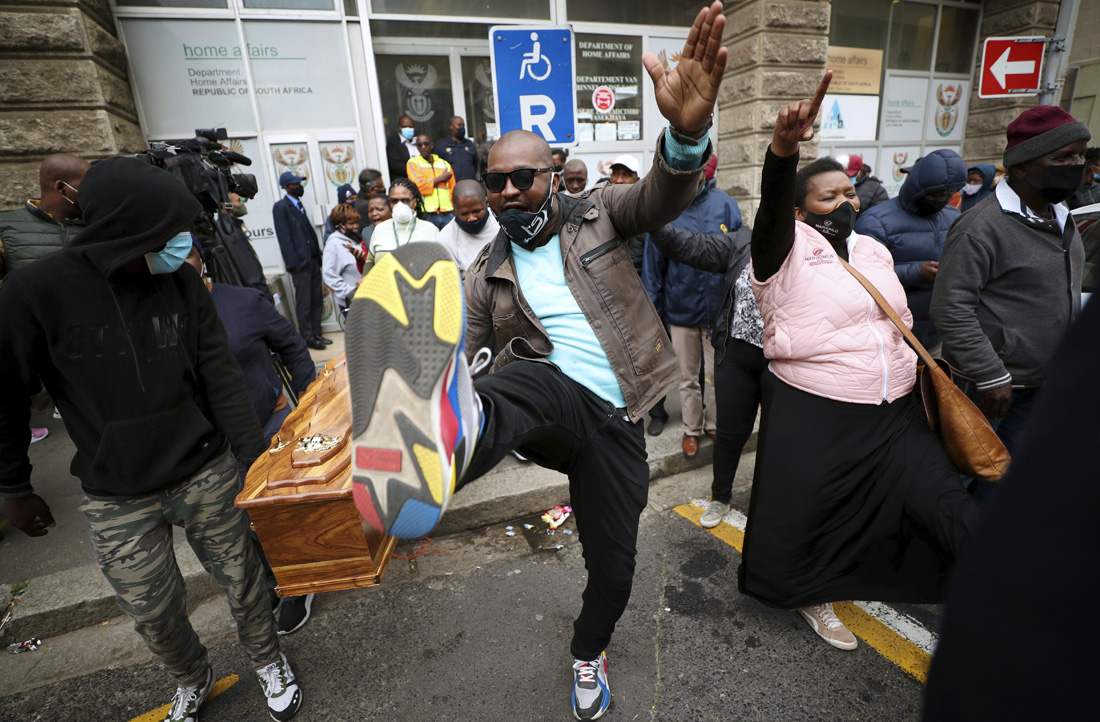 В Кейптауне работники похоронного бюро вышли на протест против изменения множества процедур и правил из-за вспышки коронавирусной болезни в  ЮАР