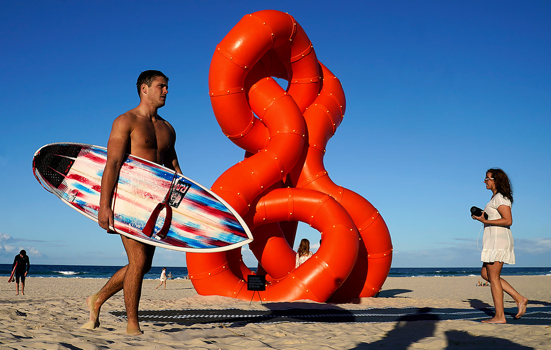 На пляже Каррамбин в Австралии открылся ежегодный фестиваль скульптур Swell Sculpture