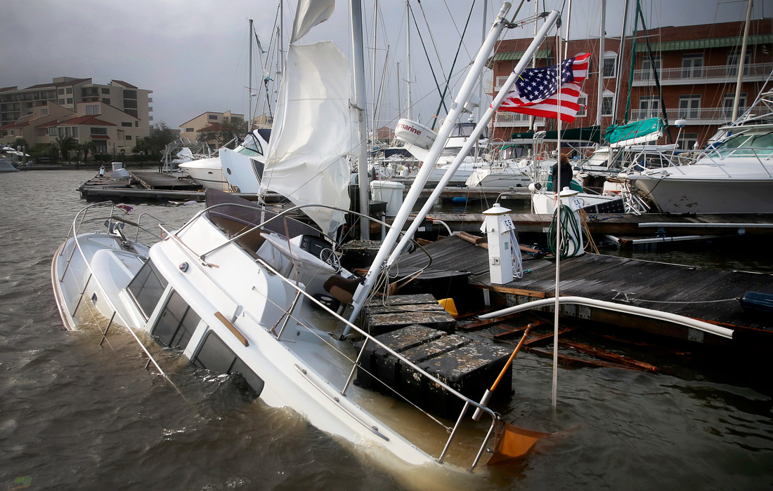 На штаты, расположенные вдоль Мексиканского залива, обрушился тропический шторм "Салли". Сильнее всего пострадали некоторые районы Флориды и Алабамы.