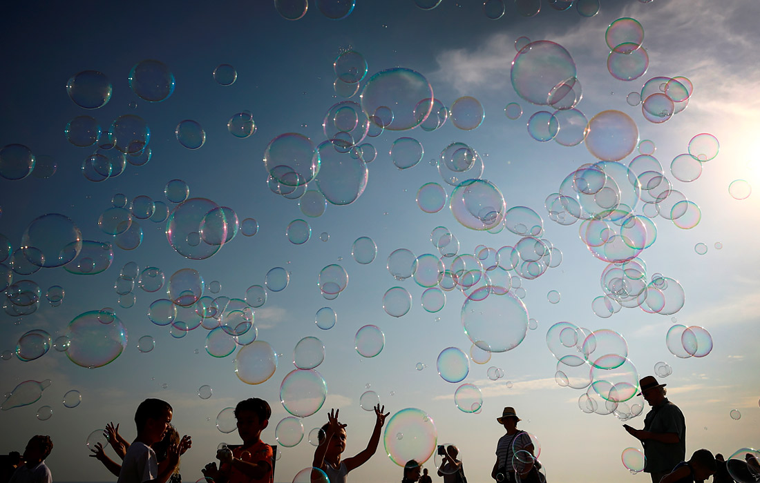 Дети играют с мыльными пузырями в Брайтоне, Великобритания