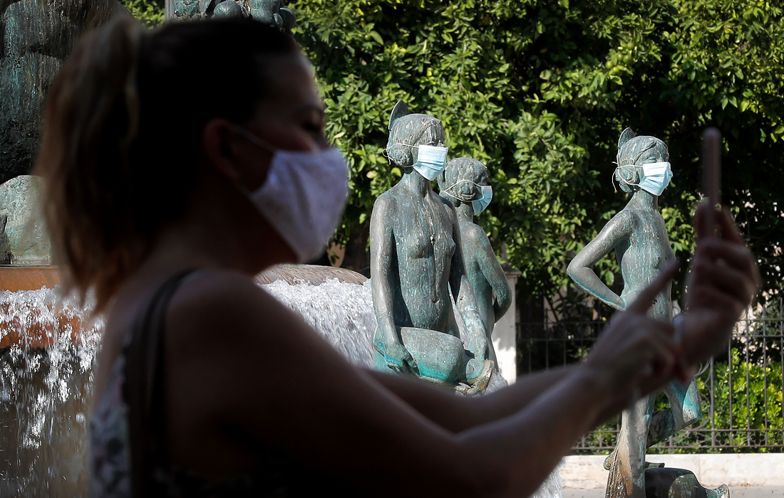 Власти испанской Валенсии закрыли общественные статуи масками для лица в рамках кампании по повышению осведомленности о коронавирусе 
